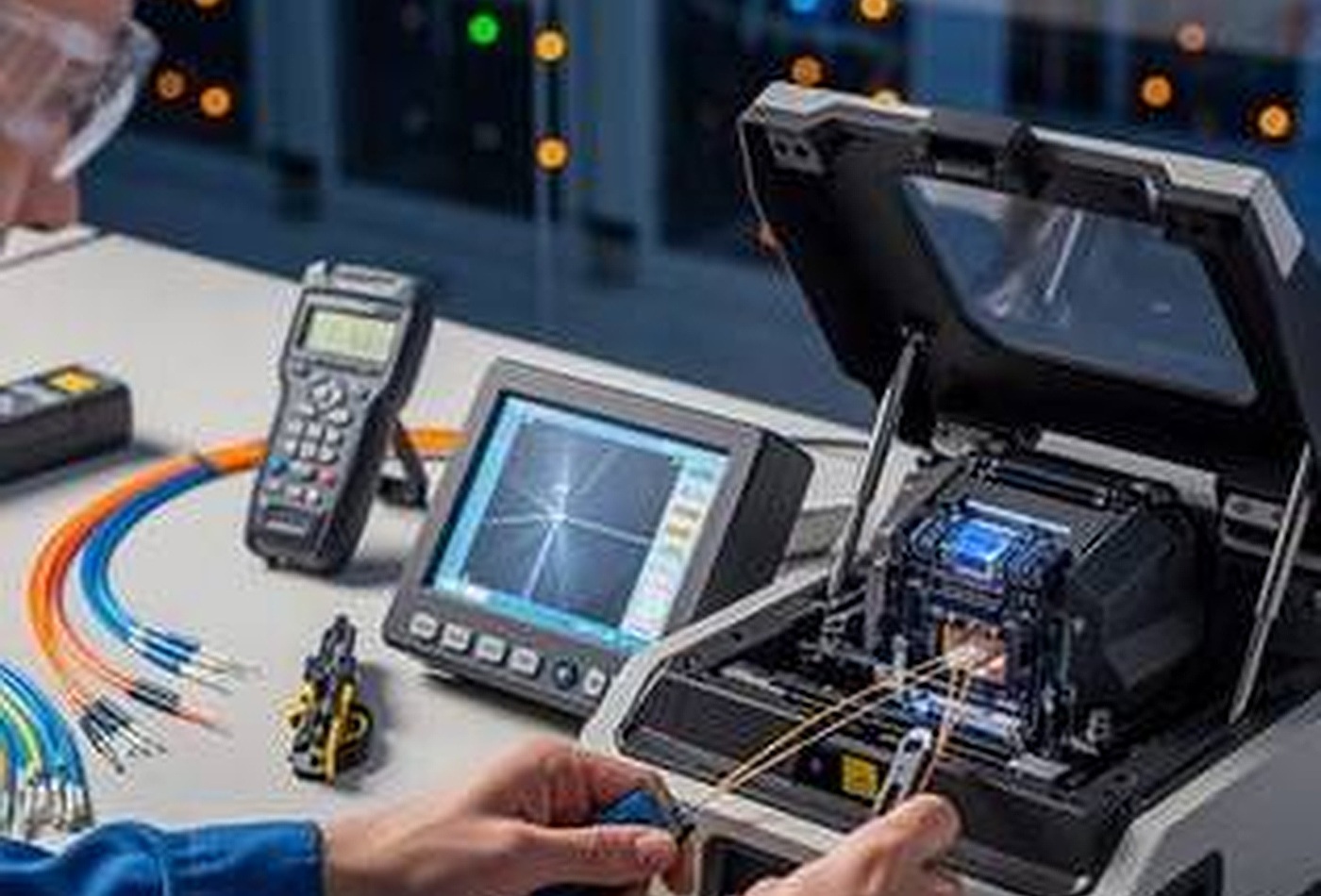 Técnico trabajando con equipo de empalme de fibra óptica